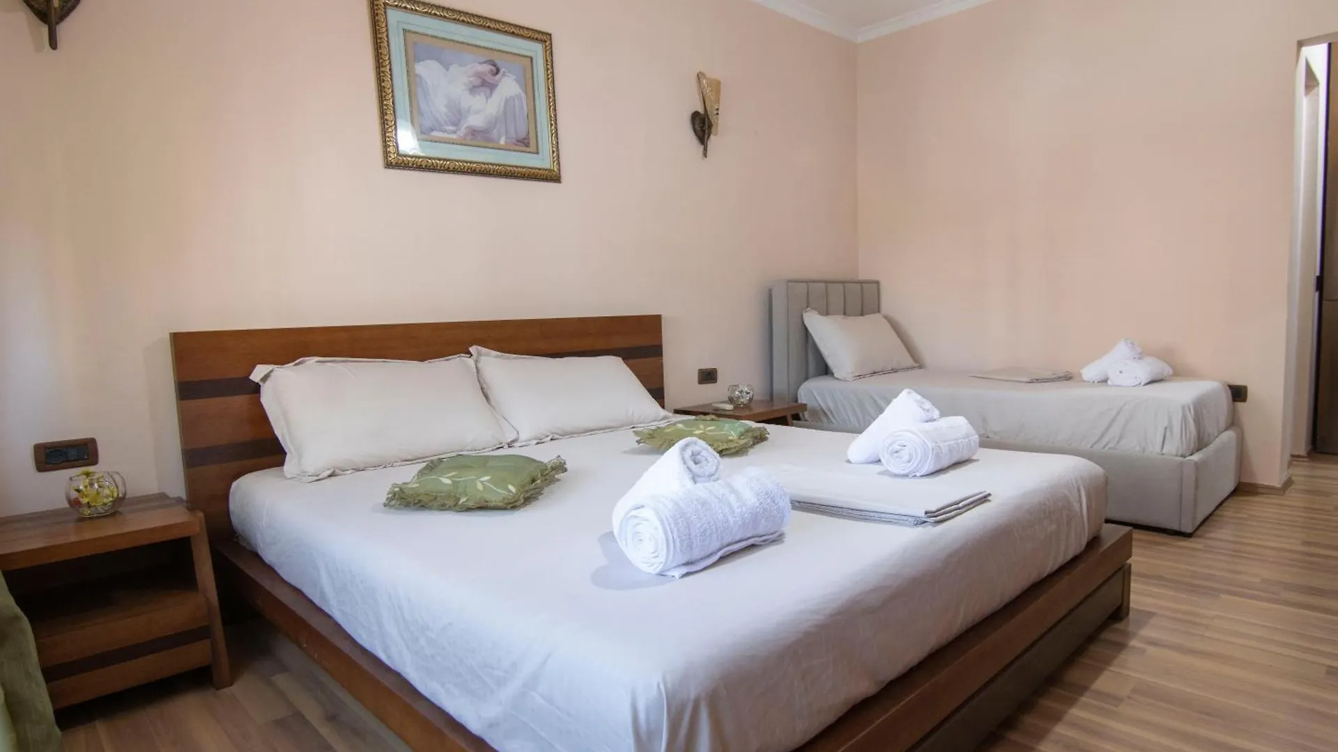 Tirana Central Apartment 0*,